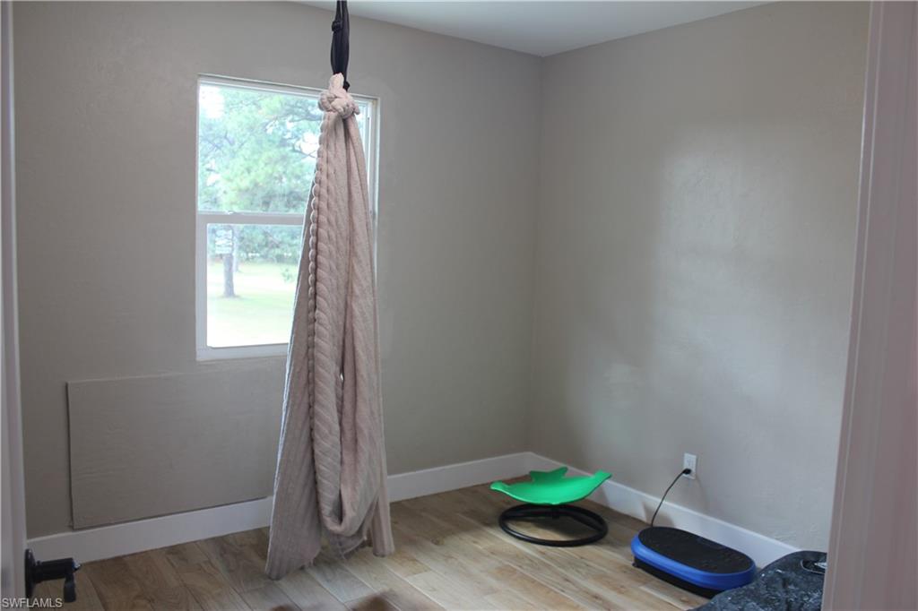 13823 Hamlin Ave Property Photo 16