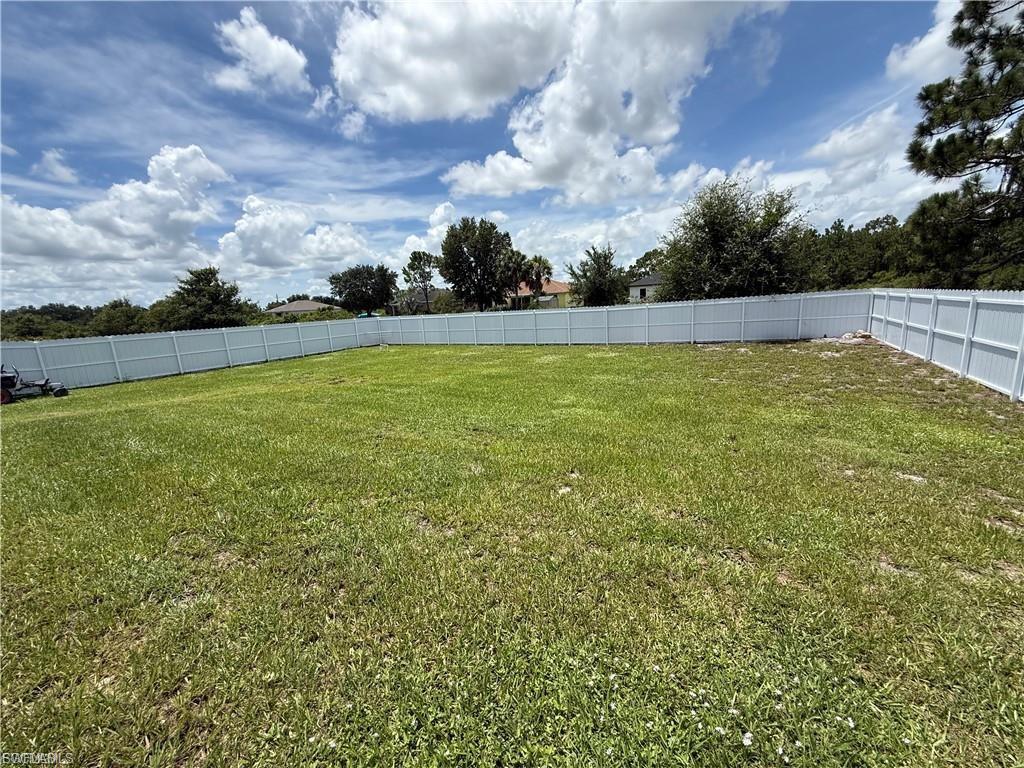 557 Oakshire Ln Property Photo 2