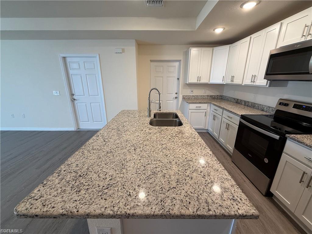 557 Oakshire Ln Property Photo 5