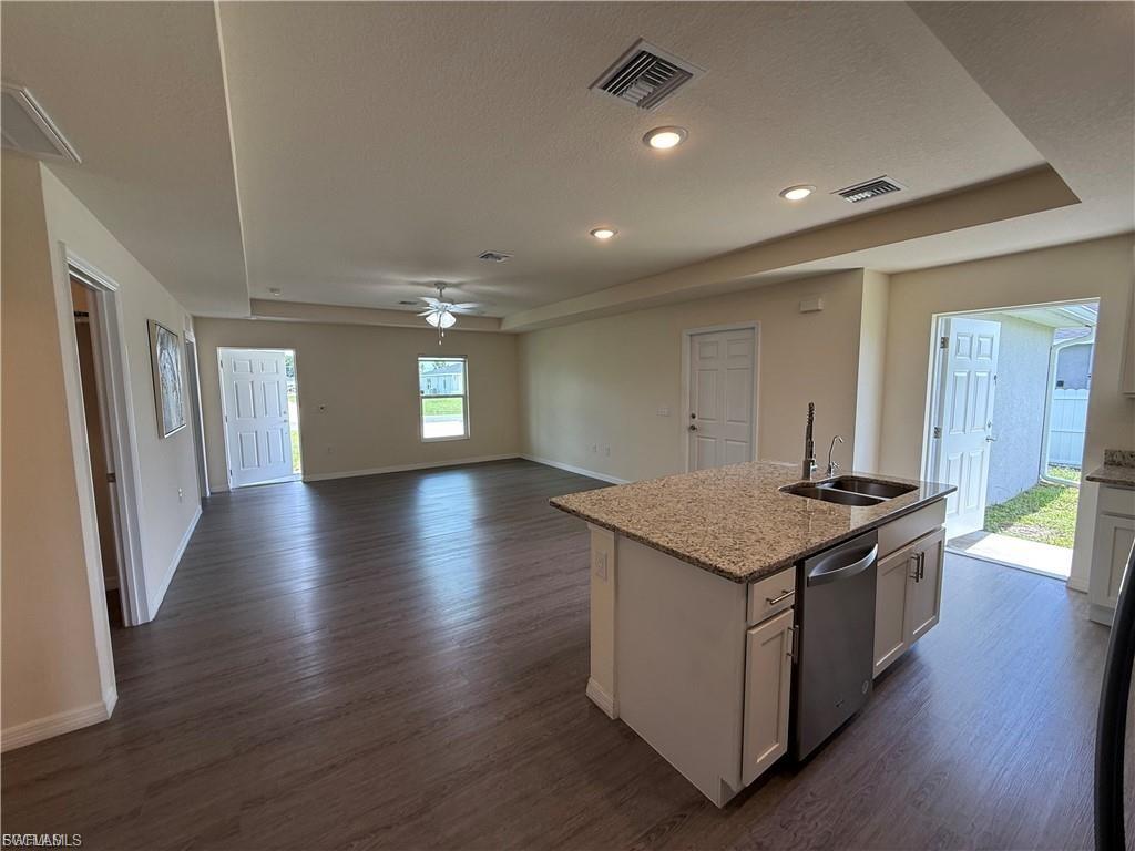 557 Oakshire Ln Property Photo 7