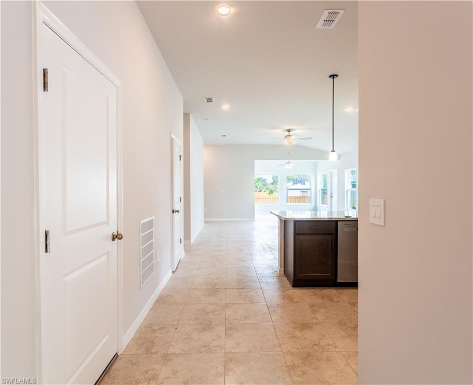 447 Reading St Property Photo 3