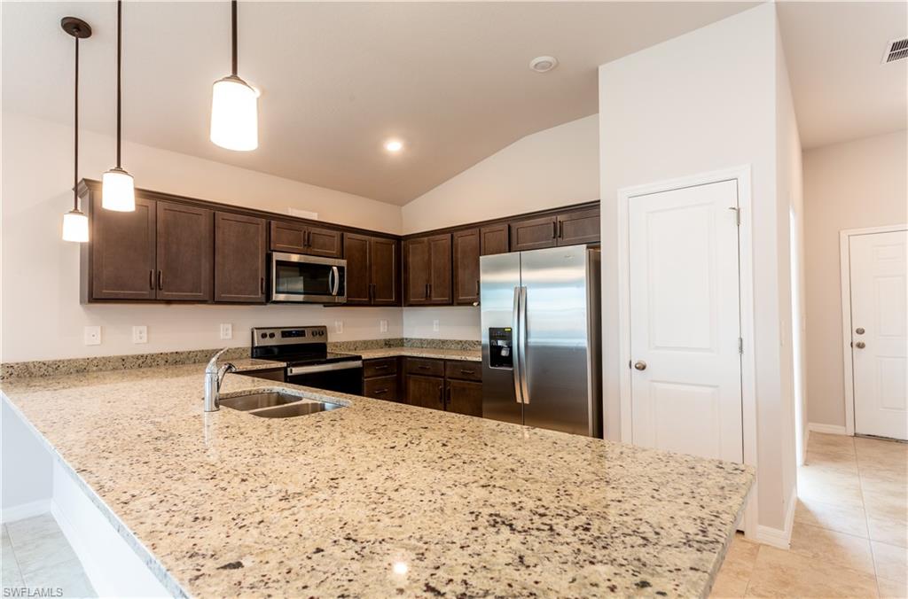 447 Reading St Property Photo 5