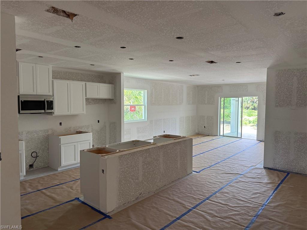 1039 Asther St E Property Photo 4