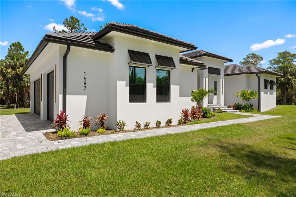 1587 Golden Gate Blvd W Property Photo 3