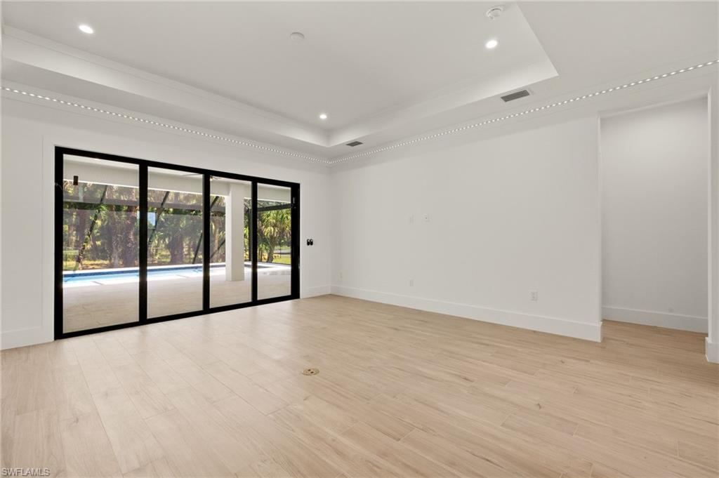 1587 Golden Gate Blvd W Property Photo 4