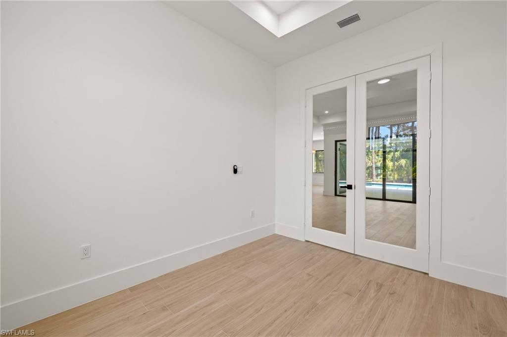 1587 Golden Gate Blvd W Property Photo 20