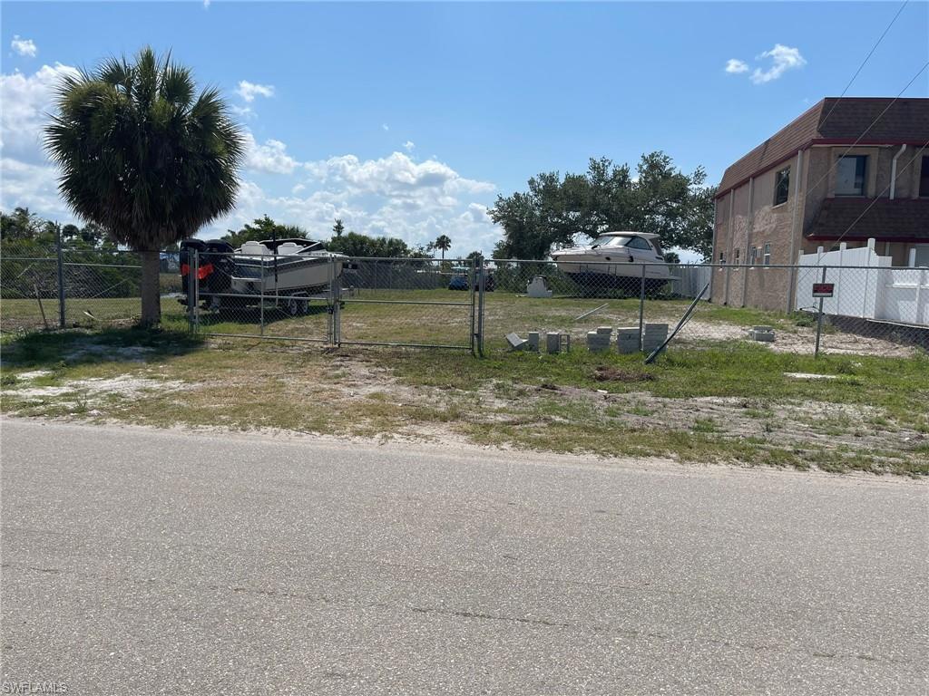 890 Buttonwood Dr Property Photo 1
