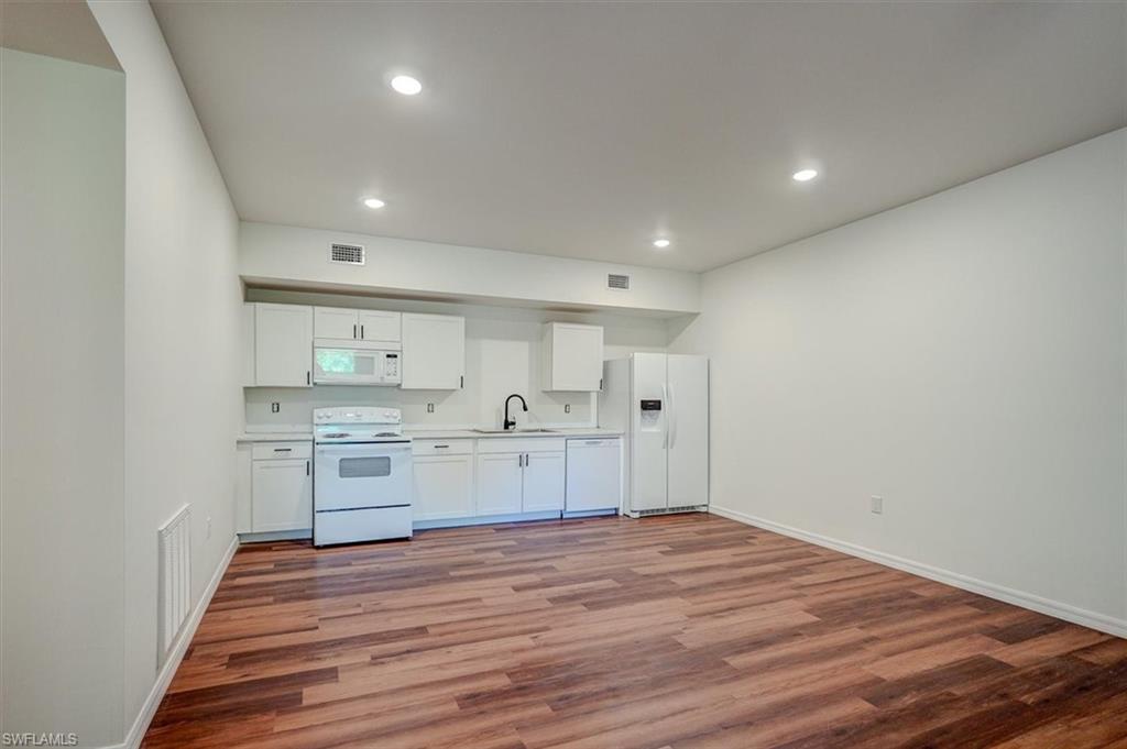 3835 Lora St Property Photo 5