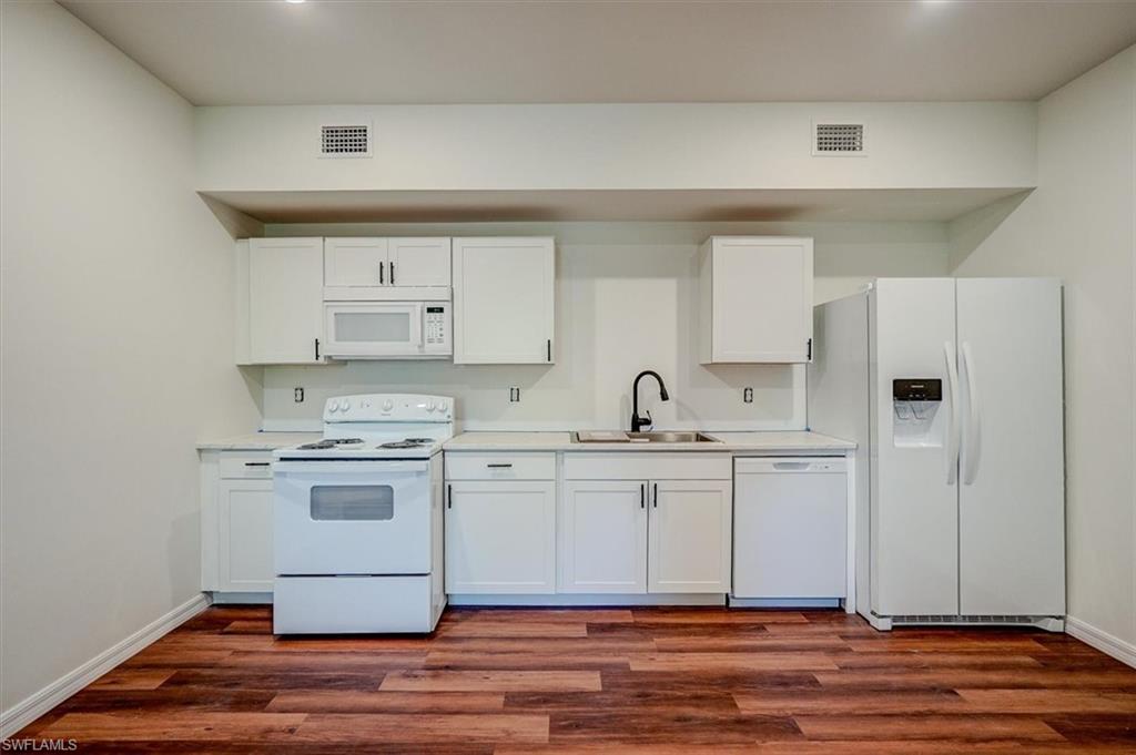 3835 Lora St Property Photo 6