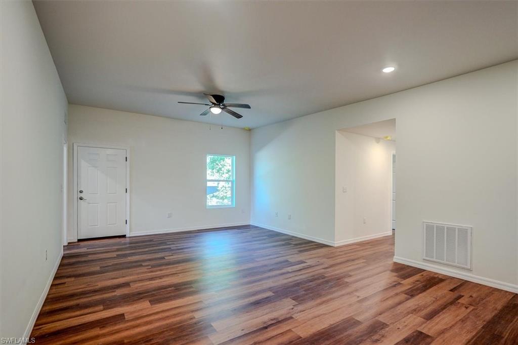 3835 Lora St Property Photo 8