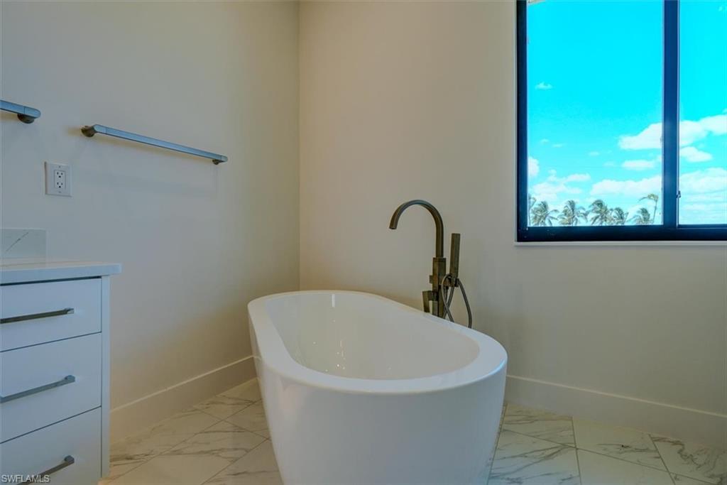 276 Albatross St Property Photo 24
