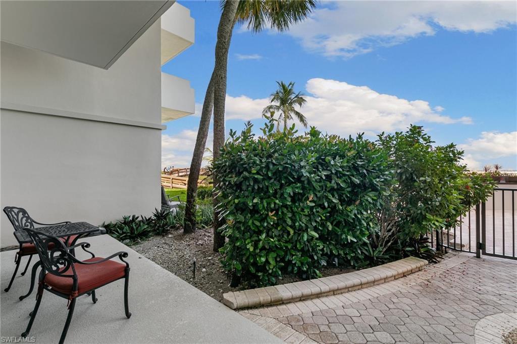 180 Seaview Ct # 105 Property Photo 4