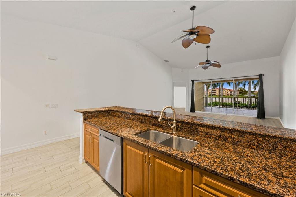8521 Oakshade Cir # 421 Property Photo 3