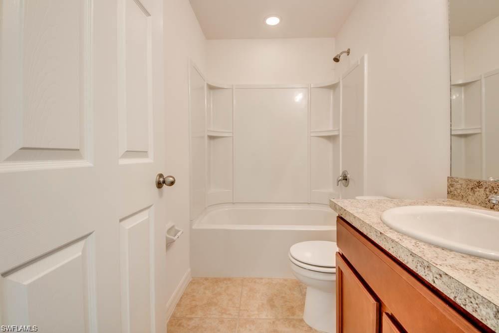 747 Center Lake St Property Photo 6