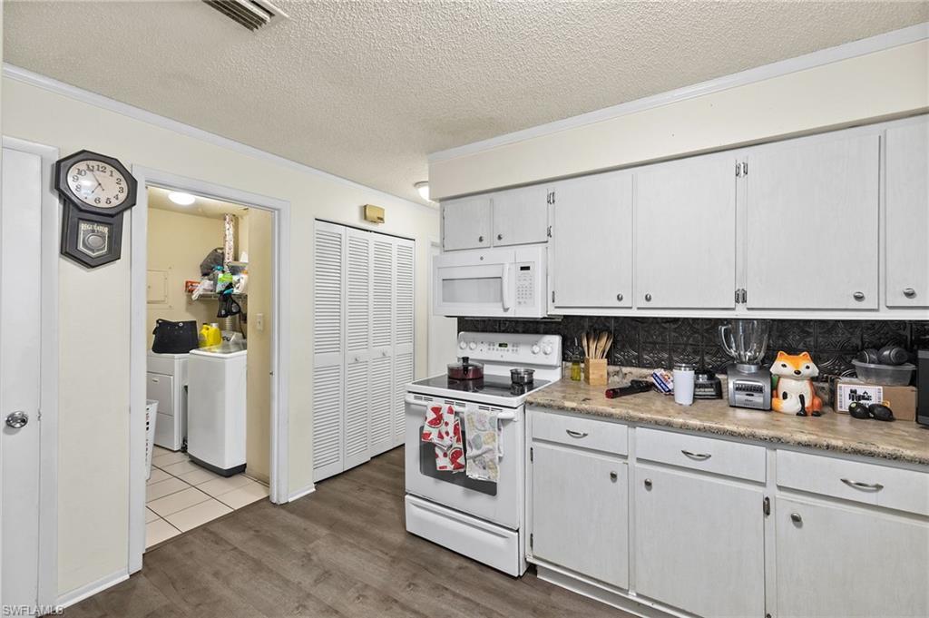 1078/1080 Southdale Rd Property Photo 14