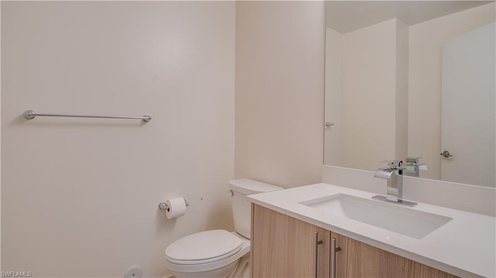 15901 Royal Pointe Ln # 307 Property Photo 6