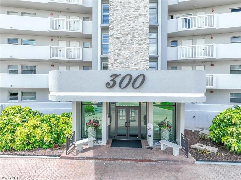 300 Park Shore Dr # 1e Property Photo 34