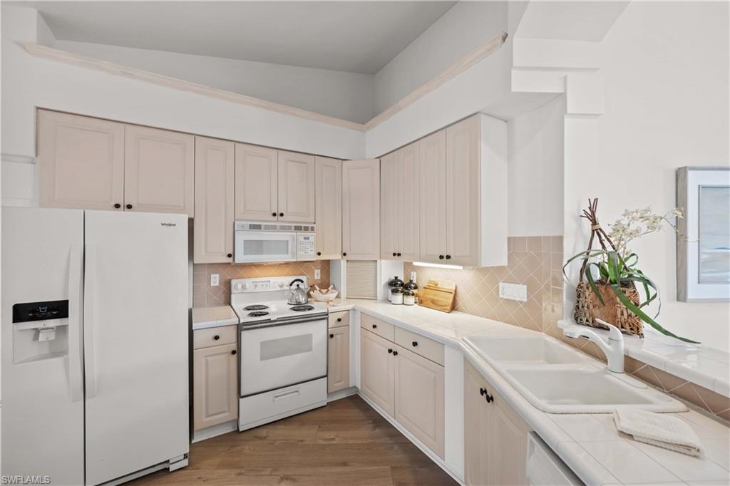 8415 Excalibur Cir # B10 Property Photo 10