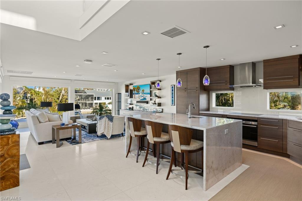 1290 Bay Dr Property Photo 3