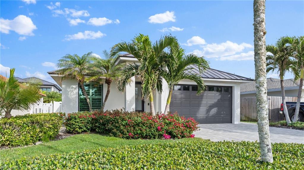 561 94th Ave N Property Photo 3