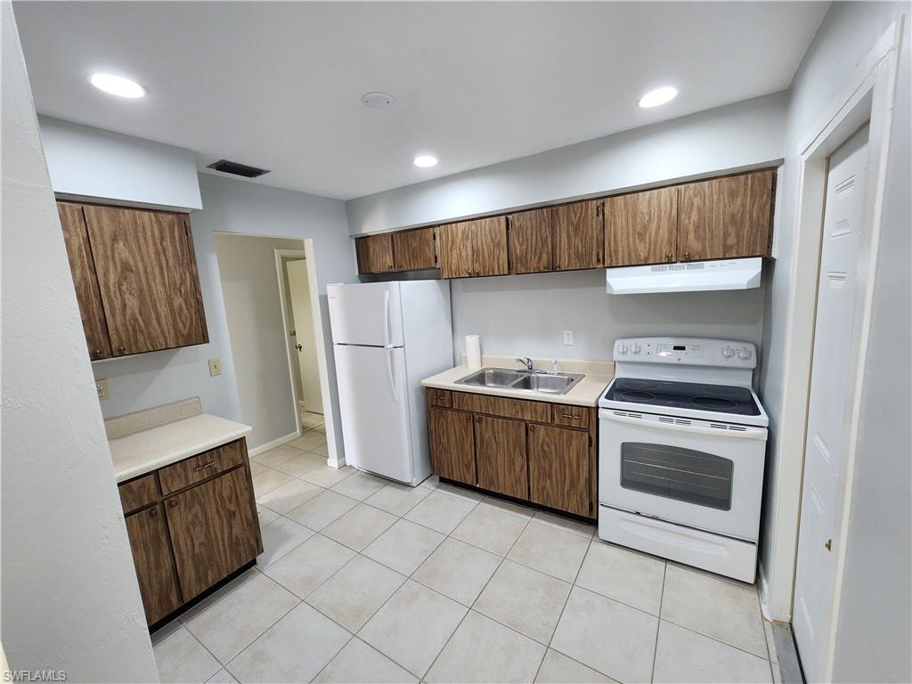 58 Hamlin Ct Property Photo 3