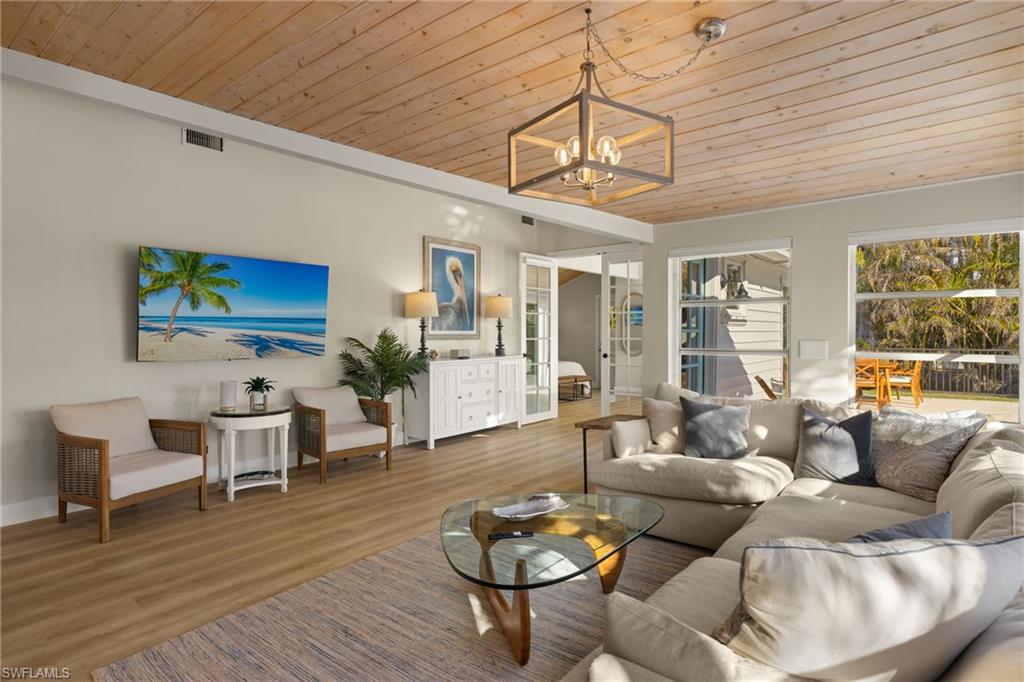 15200 Captiva Dr Property Photo 5