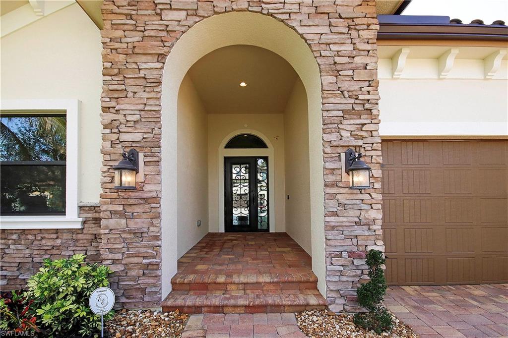 15979 Tropical Breeze Dr Property Photo 5