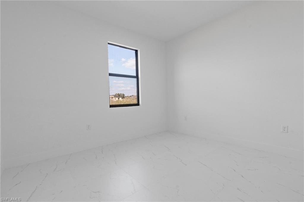 2618 69th St W Property Photo 9