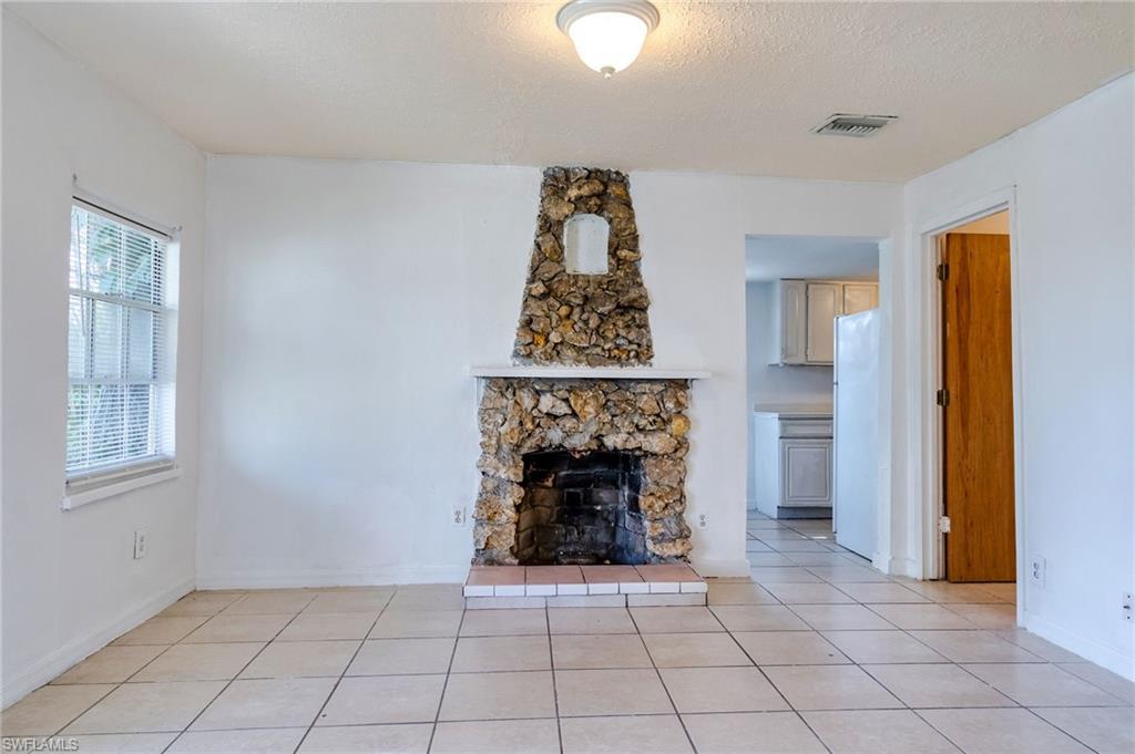 1137 4th Way Property Photo 3