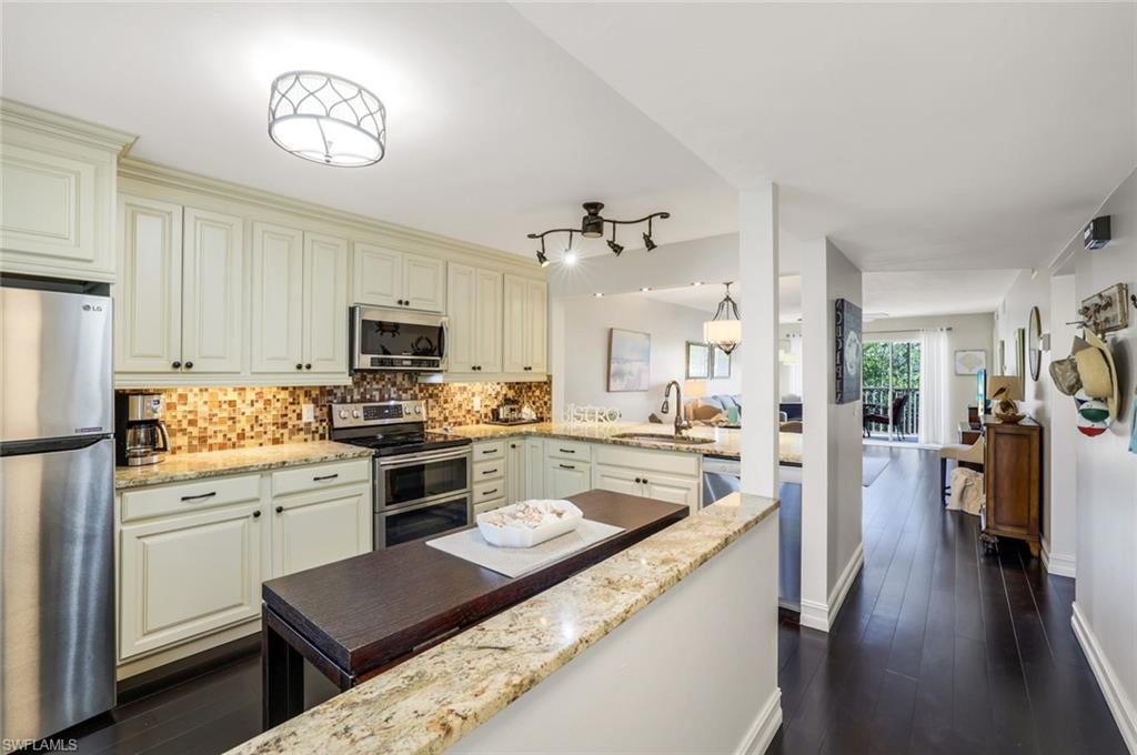 3061 Sandpiper Bay Cir # J202 Property Photo 2