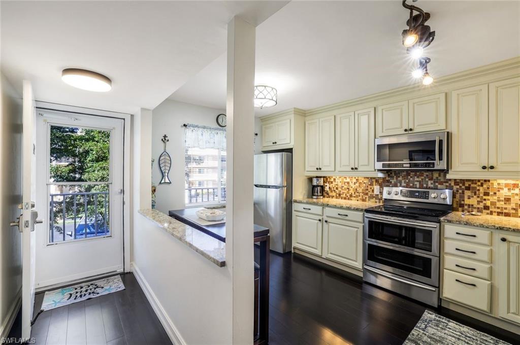 3061 Sandpiper Bay Cir # J202 Property Photo 3