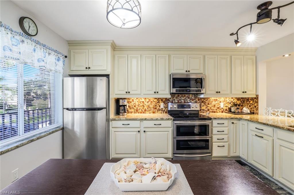 3061 Sandpiper Bay Cir # J202 Property Photo 4