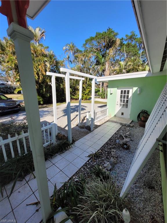 870 Forest Ave Property Photo 2