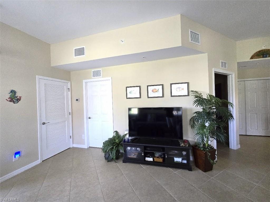8541 Oakshade Cir # 101 Property Photo 5