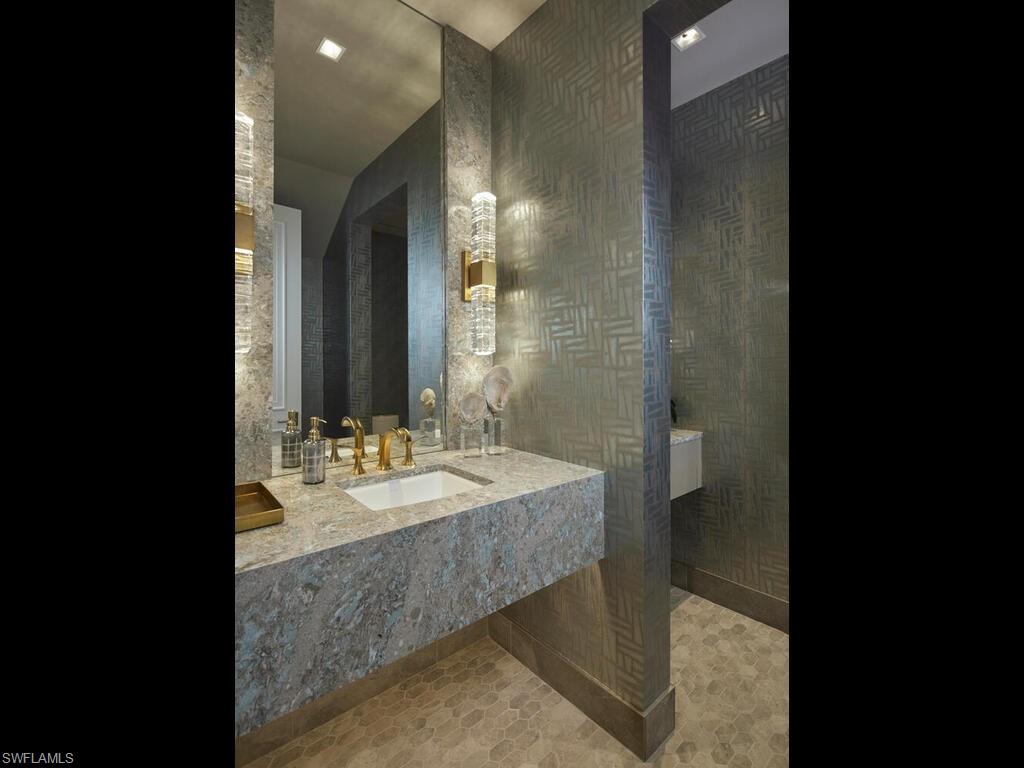 2075 Gordon Dr E Property Photo 15