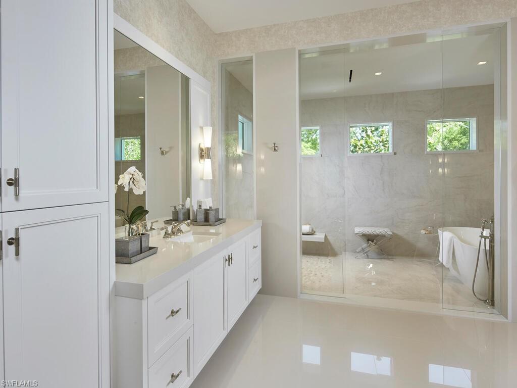 2075 Gordon Dr E Property Photo 20