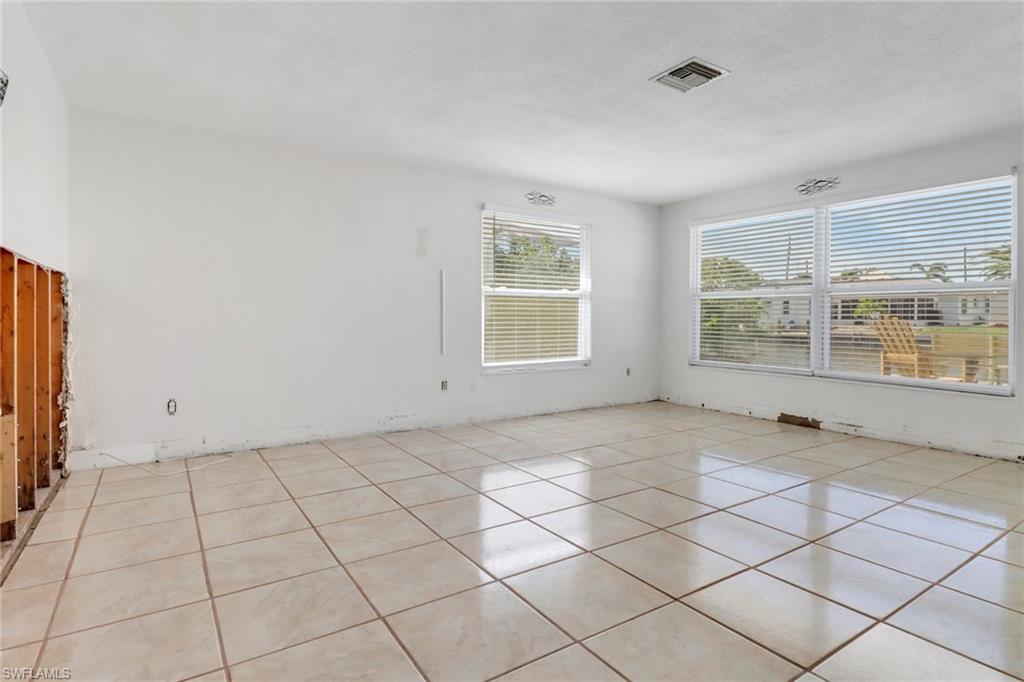 2686 Clyde St Property Photo 18