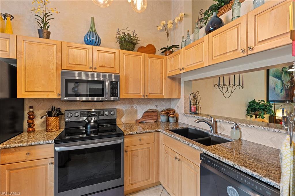 6665 Huntington Lakes Cir # 202 Property Photo 5