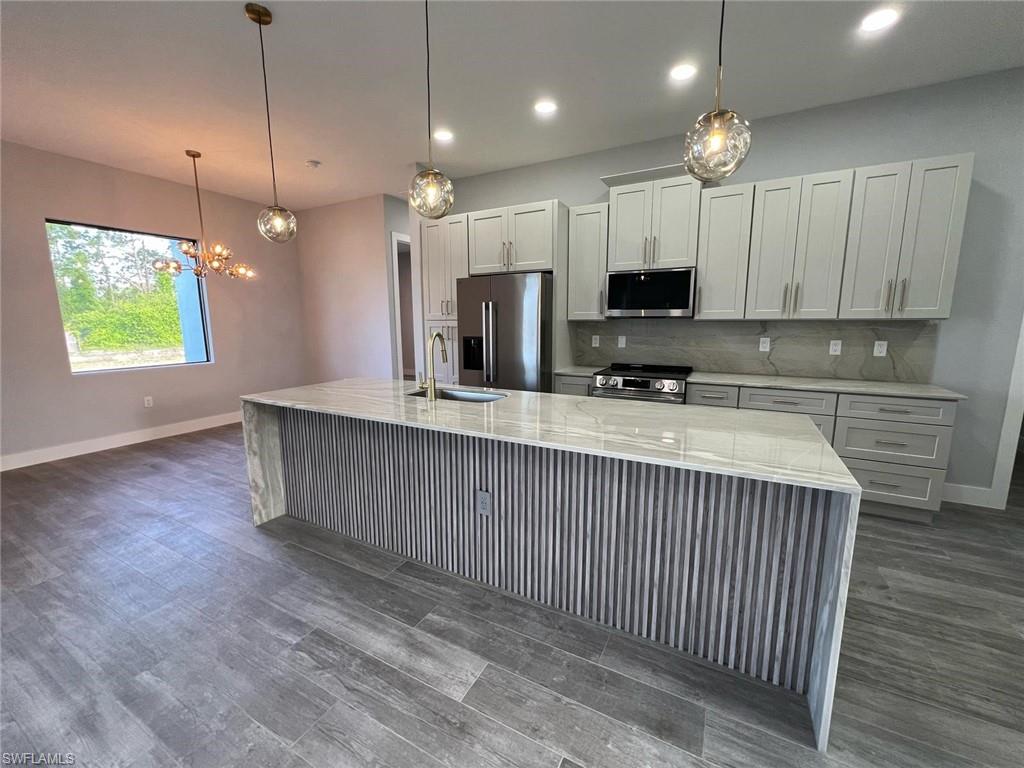 1049 Albert Ave Property Photo 4