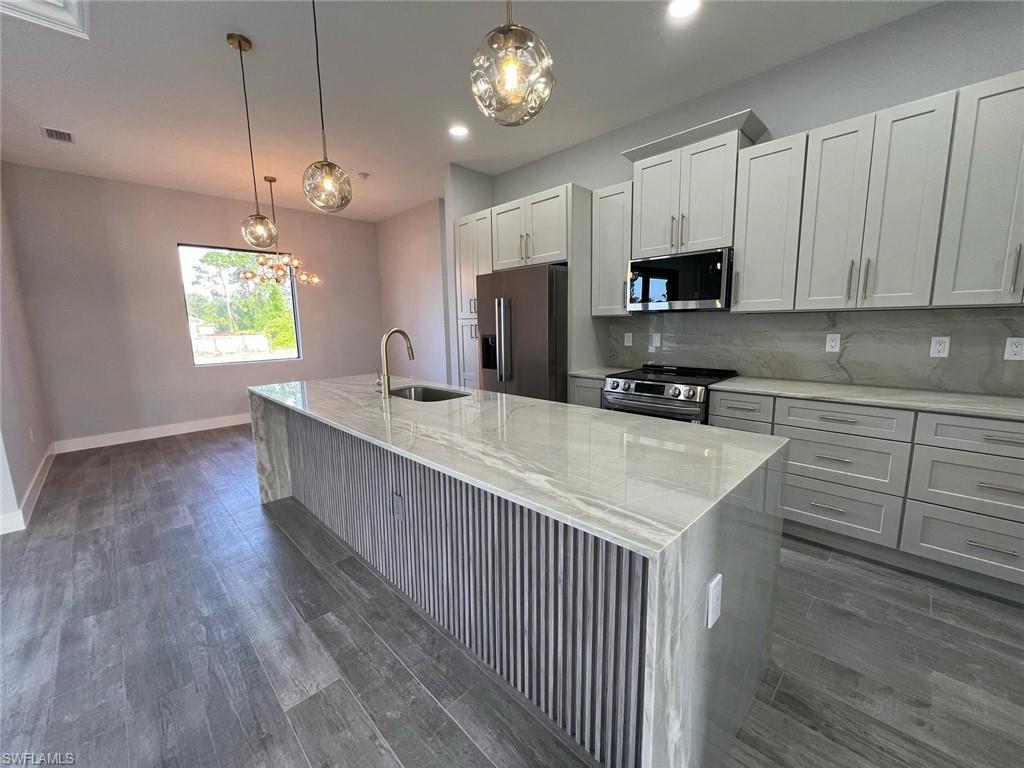 1049 Albert Ave Property Photo 5