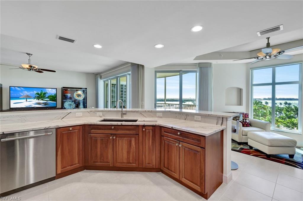 6021 Silver King Blvd # 305 Property Photo 11