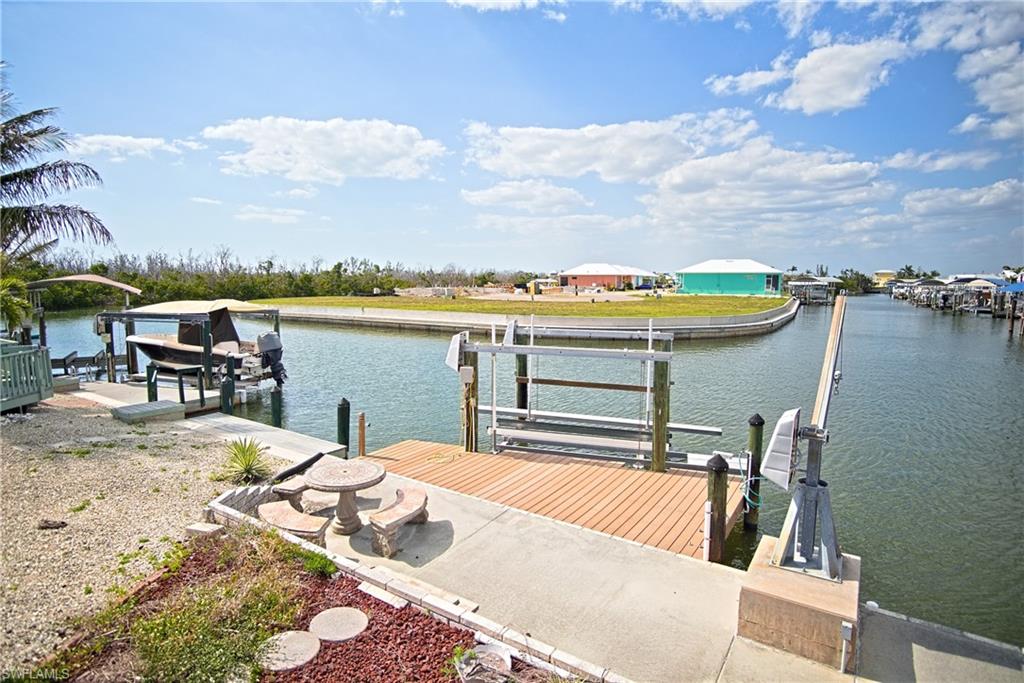 3934 Dewberry Ln Property Photo 6