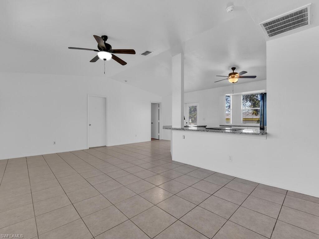 302 Nw 5th Ter Property Photo 4