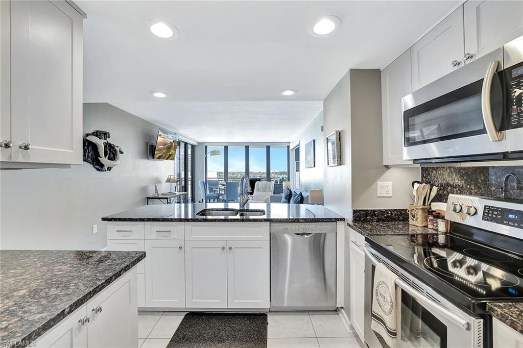180 Seaview Ct # 1016 Property Photo 3