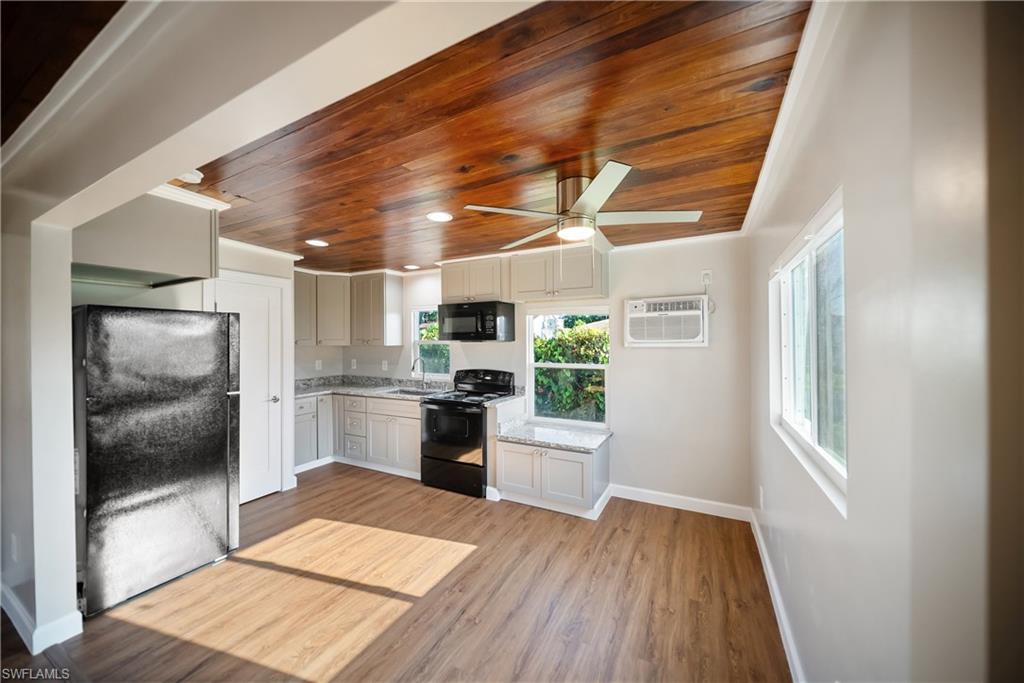 1157 4th Way Property Photo 6