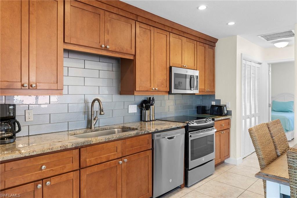 1811 Olde Middle Gulf Dr 1 Property Photo 6