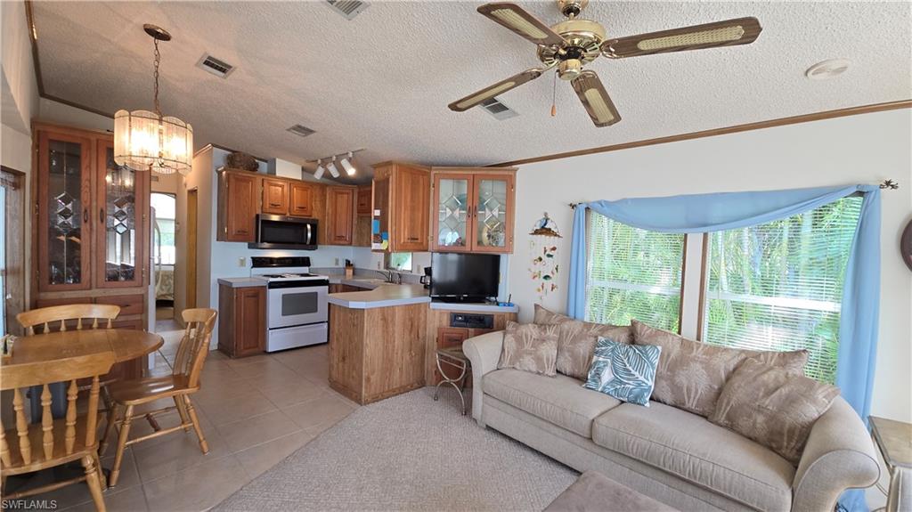 1012 Crystal Lake Dr Property Photo 8