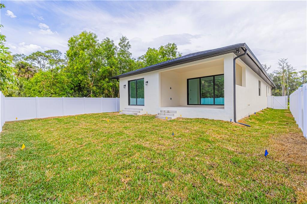 3074 Pine Tree Dr Property Photo 3