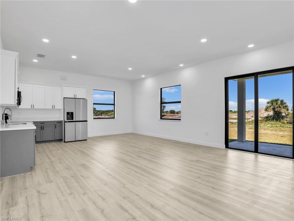 633 Cane St E Property Photo 8
