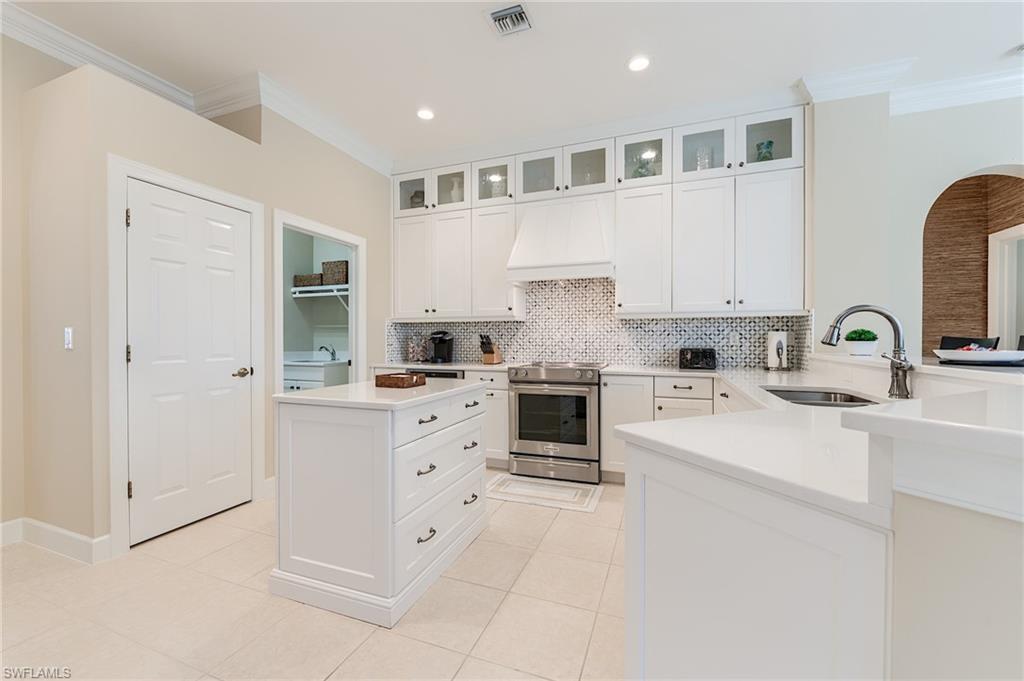 8860 New Castle Dr Property Photo 16
